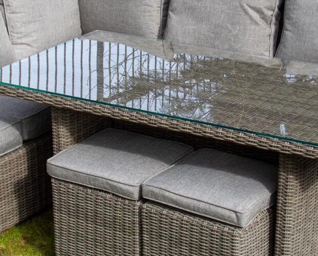 Transform your outdoor space into a luxurious retreat with our 6-seat rattan corner set.